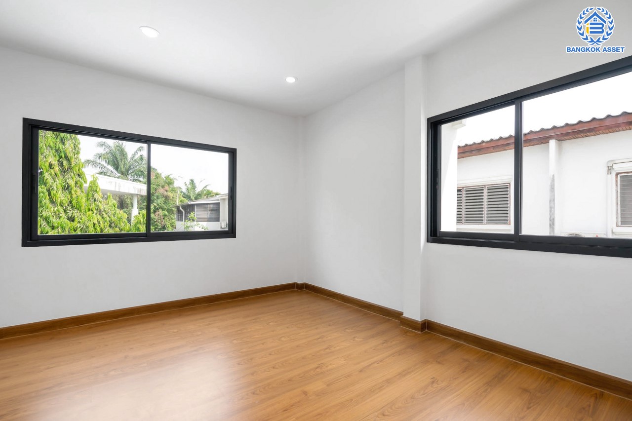 บ้านมือสองตกแต่งใหม่ ม.นันทนาการ์เด้นท์2 รัตนาธิเบศร์-ท่าอิฐ ทาวน์เฮ้าส์หลังใหญ่ ห้องริม แบรนด์ Property Perfect เนื้อที่ 34.5 ตร.ว. ฟังก์ชัน 2 ห้องนอน 2 ห้องน้ำ บนทำเลเดินทางสะดวก เชื่อมต่อหลายเส้นทาง ใจกลาง 2 เซ็นทรัลฯ เพียง 5 นาทีถึงรถไฟฟ้า "สถานีบางรักน้อยท่าอิฐ"